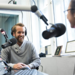 Descubra os podcasts de rádio mais emocionantes e cativantes que você deve começar a ouvir agora.